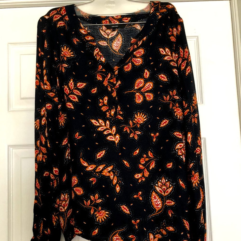 Long sleeve print top.
